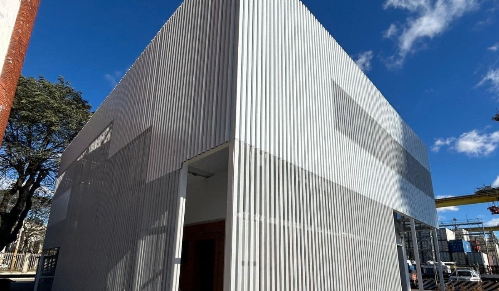 Fachada revestida con paneles microperforados ARMCO